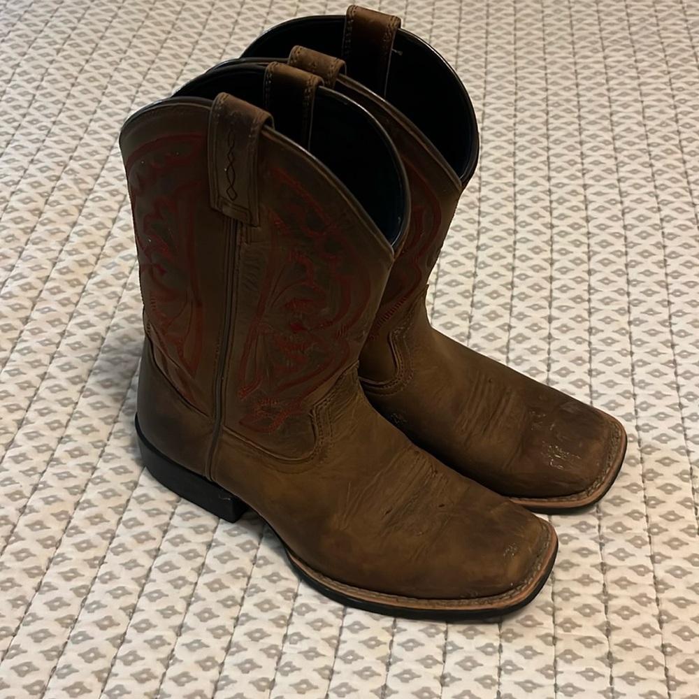 Kids Ariat boots size 2